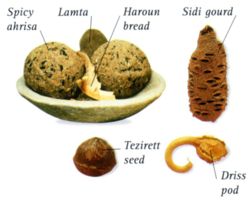 Ein Haroun-Brot (unter dem Lamta) zusammen mit anderen Nahrungsmitteln