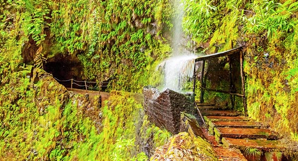 Wasserfall auf dem Wanderweg Levada do Central da Ribeira da Janela, Madeira