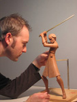 Darren Marshall setzt die Figurenentwrfe vom Papier in Skulpturen um