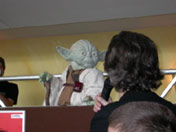 Yoda moderiert im wuppertaler Cinemaxx ein Star Wars Quiz fr notleidende Kinder